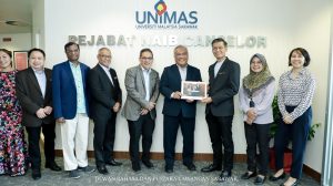 Kunjungan Hormat Pengarah Jabatan Dasar dan Penyelidikan Dewan Bahasa dan Pustaka kepada Naib Canselor Universiti Malaysia Sarawak