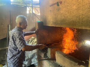 Empu Keris “Pak Mazin”: Dari Tujuh Menjadi Satu