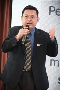 Program Bimbingan Penulisan dan Penyampaian Resensi Buku