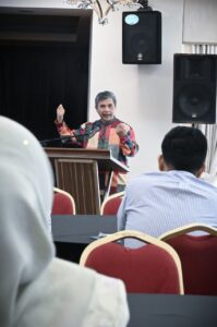 Program Bimbingan Penulisan dan Penyampaian Resensi Buku
