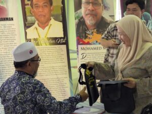 Cerita Pengkarya: Kumpulan Puisi Menghantar Surah