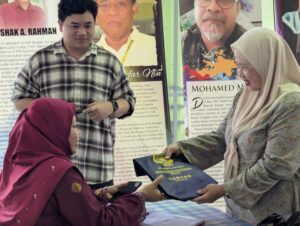 Cerita Pengkarya: Kumpulan Puisi Menghantar Surah