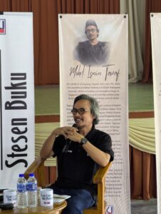 Cerita Pengkarya: Kumpulan Puisi Menghantar Surah