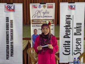 Cerita Pengkarya: Kumpulan Puisi Menghantar Surah