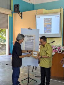 Cerita Pengkarya: Kumpulan Puisi Menghantar Surah