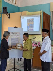 Cerita Pengkarya: Kumpulan Puisi Menghantar Surah