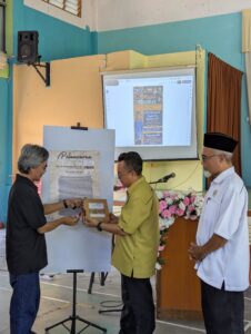 Cerita Pengkarya: Kumpulan Puisi Menghantar Surah