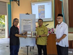 Cerita Pengkarya: Kumpulan Puisi Menghantar Surah