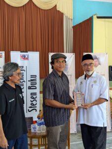 Cerita Pengkarya: Kumpulan Puisi Menghantar Surah