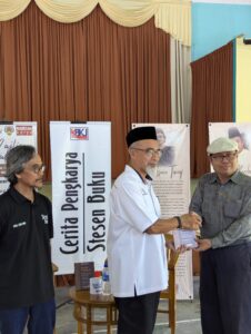 Cerita Pengkarya: Kumpulan Puisi Menghantar Surah