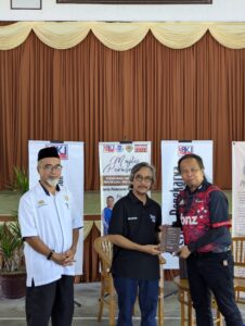 Cerita Pengkarya: Kumpulan Puisi Menghantar Surah