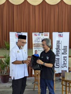 Cerita Pengkarya: Kumpulan Puisi Menghantar Surah