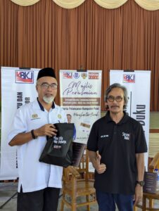 Cerita Pengkarya: Kumpulan Puisi Menghantar Surah