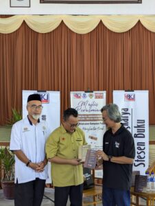 Cerita Pengkarya: Kumpulan Puisi Menghantar Surah