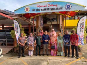 Remaja Santun Bersama-sama Zharif Aziz Desa dan Majalah Dalam Kelas