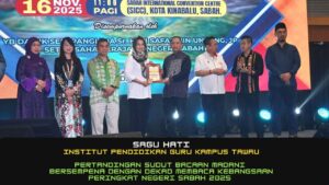 Penyampaian Hadiah Pertandingan Sudut Bacaan Madani di Majlis Penutupan Pesta Buku Antarabangsa Kota Kinabalu (PBAKK)