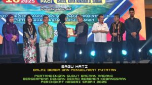 Penyampaian Hadiah Pertandingan Sudut Bacaan Madani di Majlis Penutupan Pesta Buku Antarabangsa Kota Kinabalu (PBAKK)