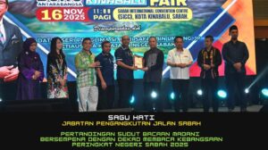Penyampaian Hadiah Pertandingan Sudut Bacaan Madani di Majlis Penutupan Pesta Buku Antarabangsa Kota Kinabalu (PBAKK)