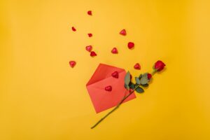 Menulis Tentang Cinta Ketika Dunia Semakin Retak