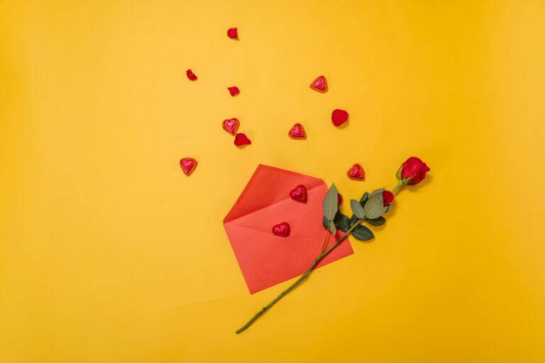 Menulis Tentang Cinta Ketika Dunia Semakin Retak